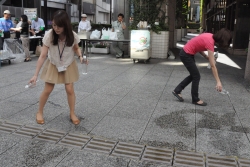 写真:区役所本庁舎前で打ち水を行う様子2