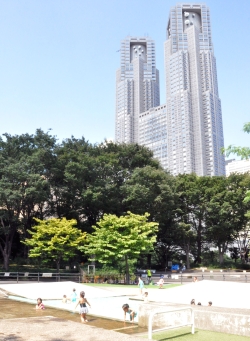 写真:ジャブジャブ池で遊ぶ様子