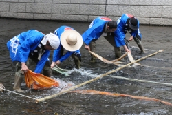 写真:水元の実演の様子
