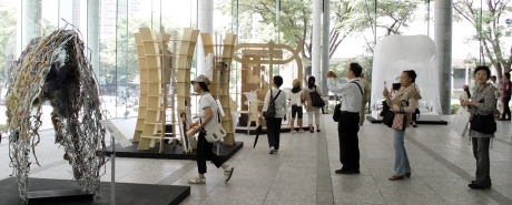 写真:高層ビル街の作品展示