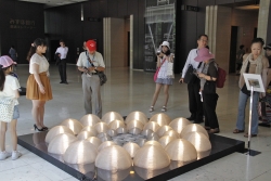 写真：高層ビル街での作品展示