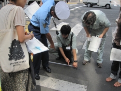 写真：歩道無道路に路側帯が引けるか確認