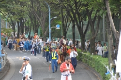 写真：戸山公園まで馬とともに練り歩く