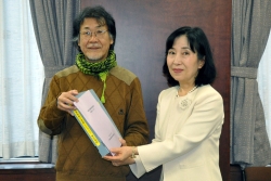写真:久塚会長(写真左)が中山区長に見直し報告書を提出