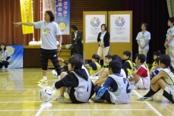 写真：サッカーで子どもと交流する北澤豪さん
