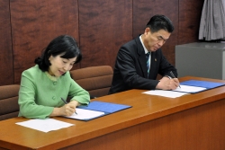 写真:協定書への署名