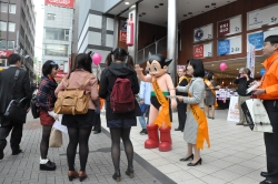 写真：高田馬場駅前で呼び掛ける