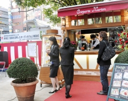 写真:クレープ店も営業