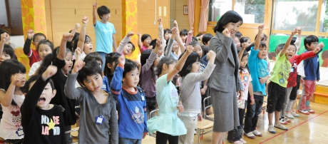 写真:四谷子ども園の子どもたちと