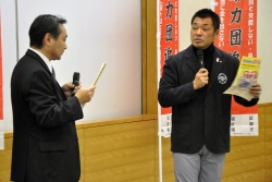 写真:山本博さんと条例を説明
