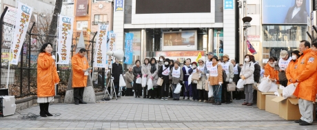 写真:新宿駅東口地区であいさつをする中山区長