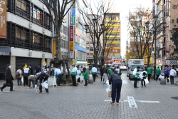 写真：大勢方が参加し一斉清掃を行いました