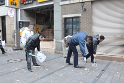写真：ポイ捨てされたゴミを回収する参加者の方々