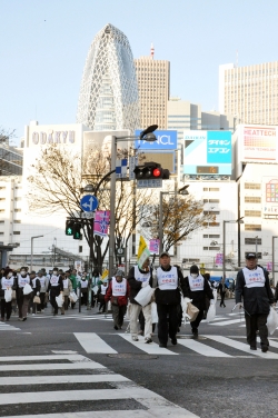写真：新宿駅東口地区で清掃活動をする参加者