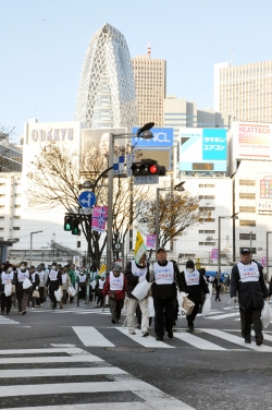写真:新宿駅東口地区で清掃活動をする参加者