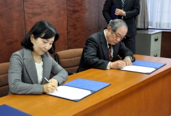 写真:協定書に署名する中山区長と髙田理事長