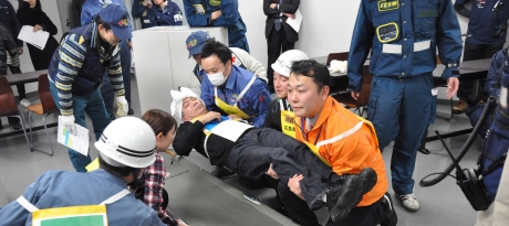 写真:傷病者対応訓練の様子