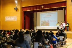 写真：スクリーンなどを使って行われた環境学習発表会