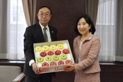 写真：りんごを贈るつがる弘前農業協同組合の齊藤悟代表理事専務