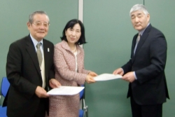 写真:区長と区商連会長が協力要請の書面を手渡す様子