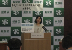 写真:記者に向けて予算の説明をする中山区長