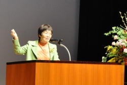 写真:女性で世界初のエベレスト登頂に成功した登山家の田部井淳子さんの講演