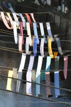 写真:川の架け渡す反物