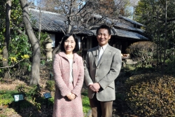 写真：林芙美子記念館前で