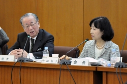 写真：堺屋太一委員と中山区長