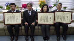 写真：（左から）戸塚第三小学校長、酒井教育長、落合第五小学校長、西戸山小学校長