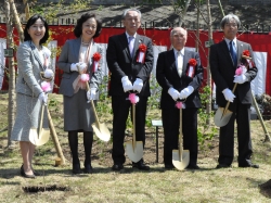 写真:区長らによる記念植樹