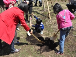 写真：参加者による記念植樹