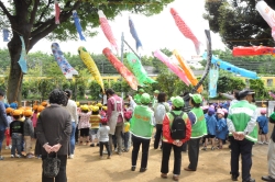 写真：公園に160名の園児が集合