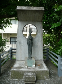 画像：喜久井町戦災者供養観音像