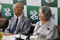 写真：（左から）半藤一利さん、半藤末利子さん