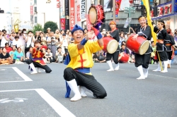 写真：昨年の新宿東口でのパフォーマンス