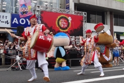 写真:アルタ前での演舞