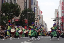 写真:アルタ前での演舞