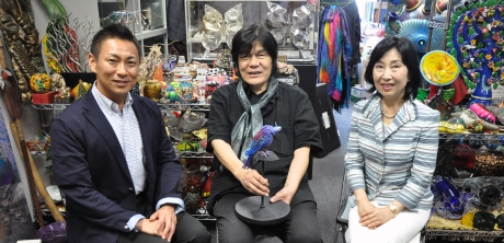 写真:作品を出展する河口洋一郎さん(写真中央)