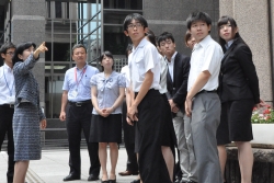 写真:本庁舎正面玄関で