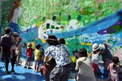 写真:子どもたちがアーティストと一緒にライブペインティング