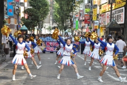 写真：歌舞伎町をパレード