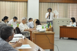 写真:あいさつする久塚審査会長