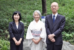 写真:半藤末利子さん、半藤一利さんが漱石の魅力を紹介