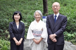 写真：半藤末利子さん、半藤一利さんが漱石の魅力を紹介