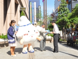 写真:本庁舎正面玄関前