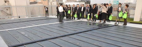 写真：屋上に設置した太陽光発電システム