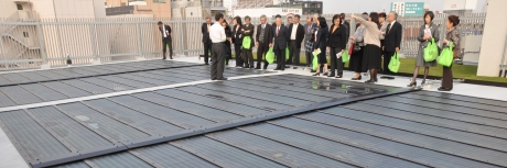 写真:屋上に設置した太陽光発電システム