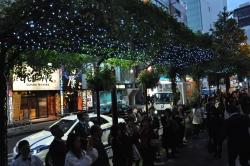 写真：歌舞伎町に輝く11万個のイルミネーション