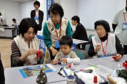 写真:残り布でクリスマスツリー作り